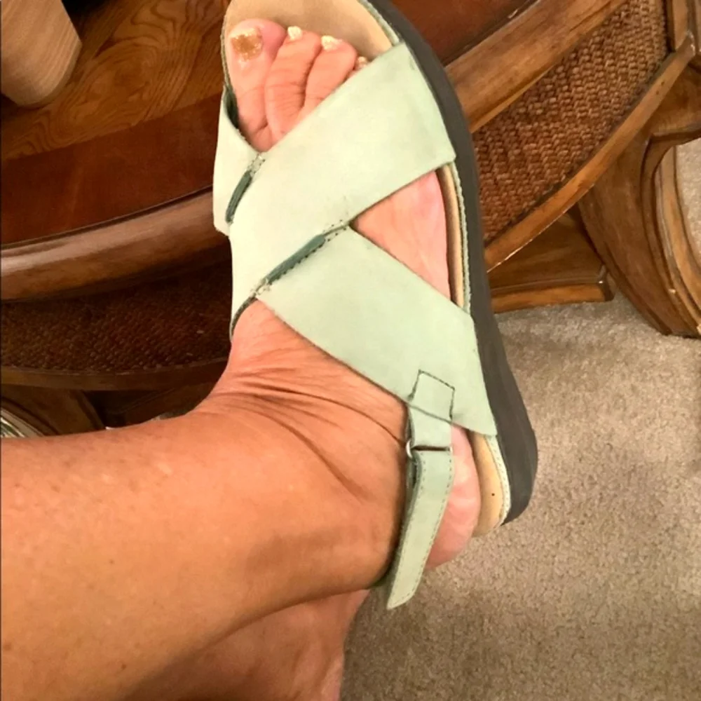 Rockpoint sandals leather green flat comfortable size 7 crisscross